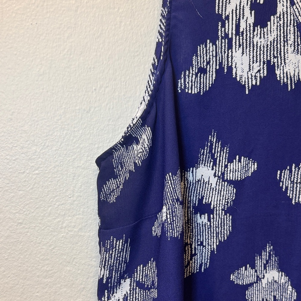 Violet & Claire Navy Floral Sleeveless V-Neck Camisole - Picture 4 of 8